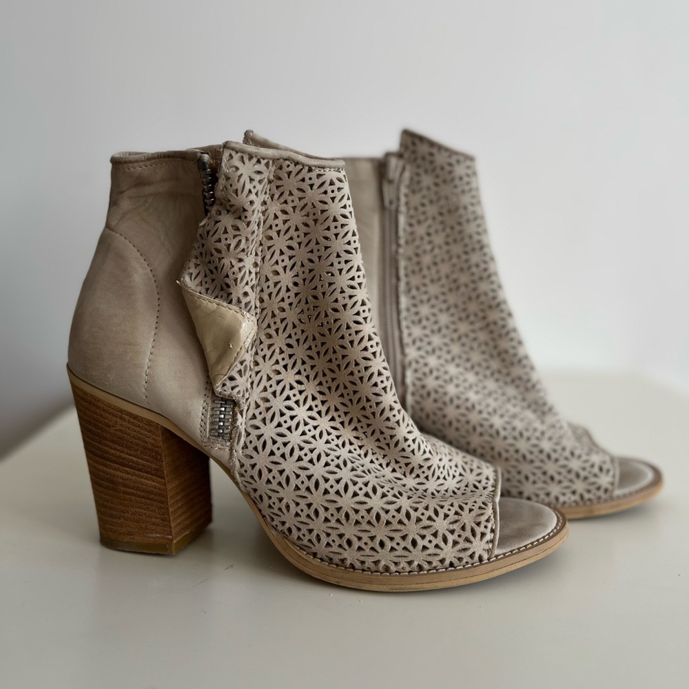 Vera Gomma Leather Ankle Boots